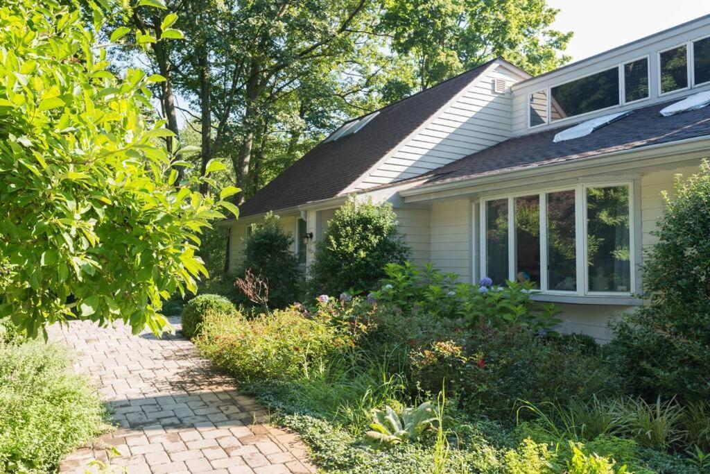 2-br Stylish Apt & Sauna In Woods. 24/7 Check-in. *